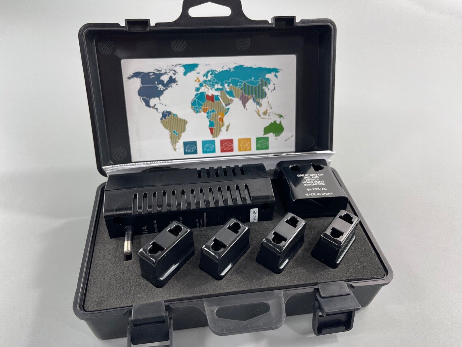 Insignia Travel Adapter/Converter - Black - Imagen 2
